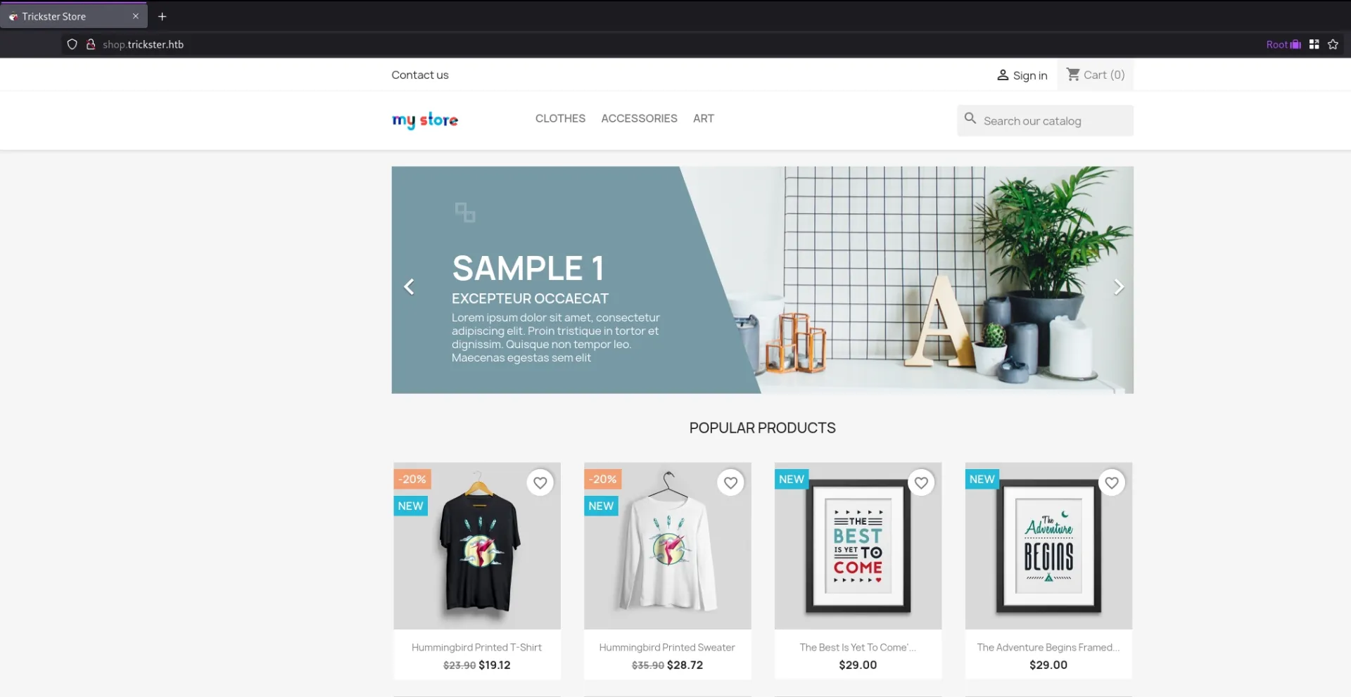 Página de um site de e-commerce apresentando uma seção de produtos. No topo, há um banner com o texto 'SAMPLE 1' e uma decoração minimalista ao fundo. Abaixo, três produtos estão destacados: uma camiseta preta com estampa colorida, uma camiseta branca com design gráfico e uma moldura com uma citação inspiradora. Cada produto exibe seu preço original e um desconto.