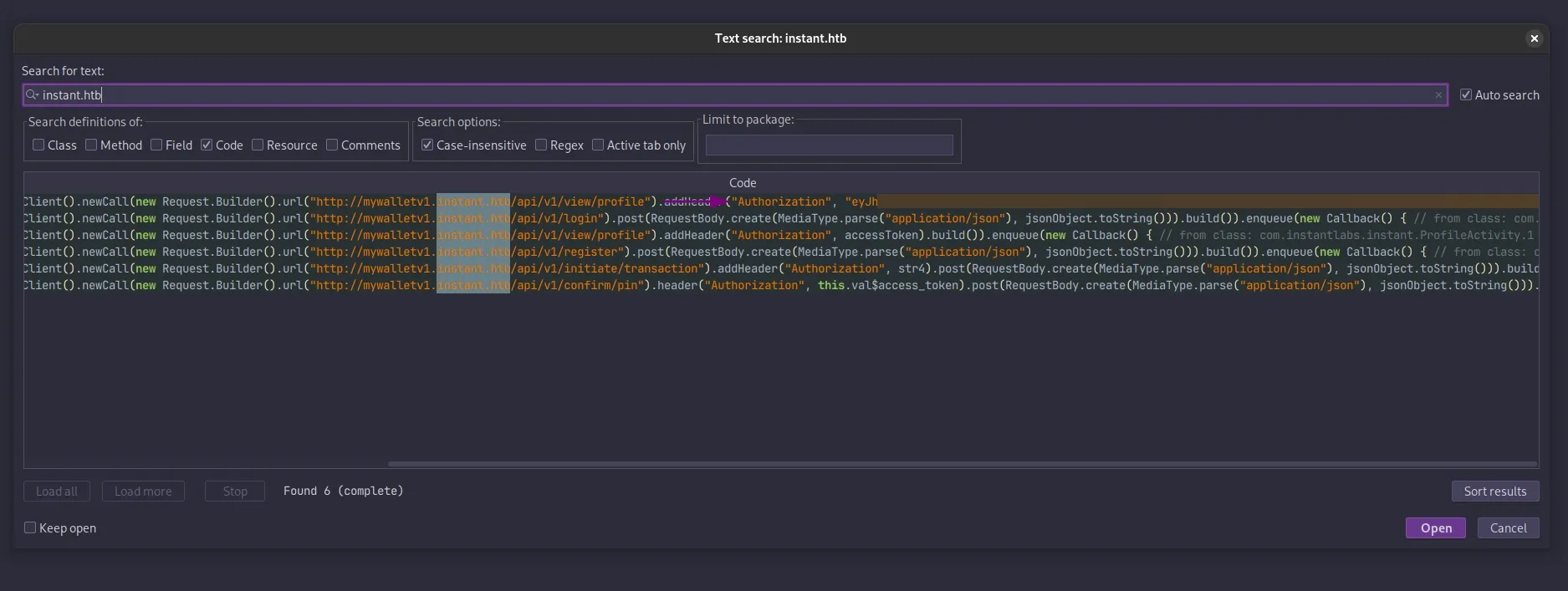 Interface do JADX exibindo resultado de busca textual revelando token de API exposto no código-fonte